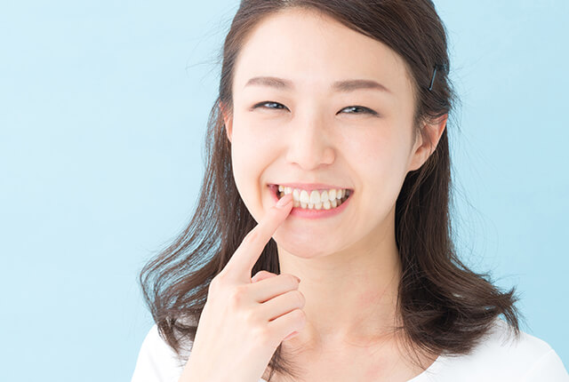 歯の綺麗な笑顔の女性