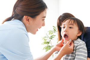 子どもの口の中をチェックしている様子
