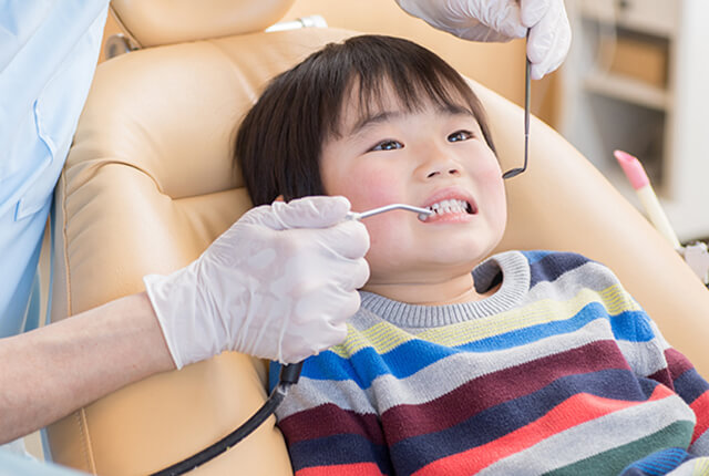 子どもの歯の検診をしている様子